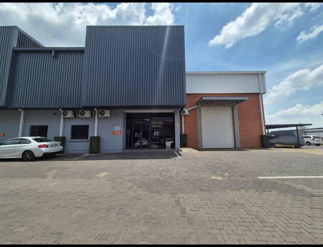 530M² WAREHOUSE TO LET IN LONGLAKE